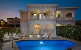 Villa Authentica With Heated Pool